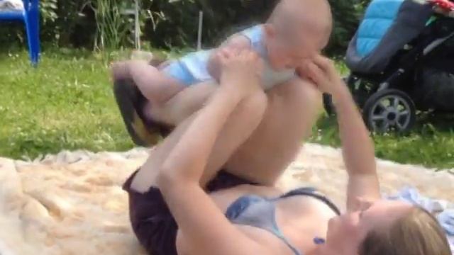 Фитнес на даче (4,5 месяца после родов) упражнения с неспящим ребёнком смотреть онлайн