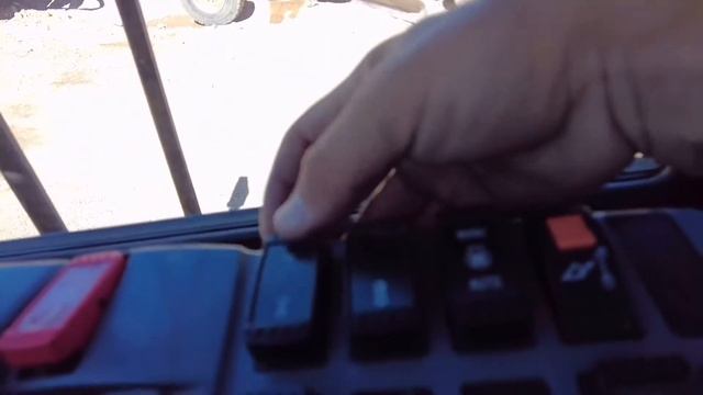 How to operate controls and run a Loader (Hitachi ZW 310) смотреть онлайн