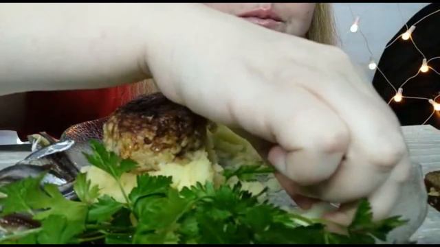 АСМР Картофельное пюре с котлетами/ASMR Mashed potatoes with cutlets смотреть онлайн