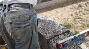 Строительство дома из арболита -выложил 2 ряда арболитовых блоков