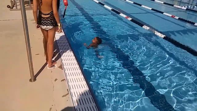 Майкл сдаёт тест на плавание/Michael's swimming test смотреть онлайн