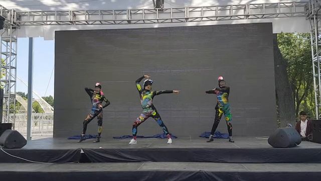 Vogue performance from dlux dance centre 2019 may. смотреть онлайн