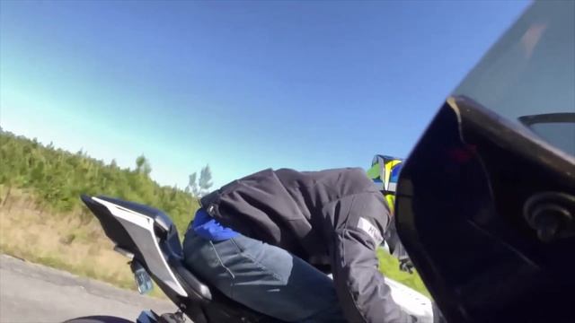 R6 vs CBR600RR - HE'S BACK FOR MORE смотреть онлайн