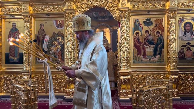 Митрополит Игнатий совершил божественную литургию в Свято-Троицком кафедральном соборе г. Саратова смотреть онлайн