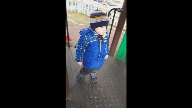 Прогулка с двойняшками на детской площадке смотреть онлайн