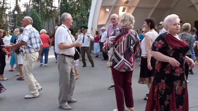 ТАНЦЮВАТИ!???/ТАНЦЫ В ПАРКЕ ГОРЬКОГО ХАРЬКОВ АВГУСТ 2021 смотреть онлайн