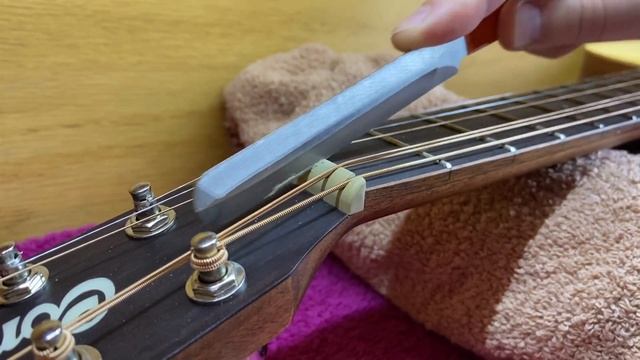 Как ПРОПИЛИТЬ ВЕРХНИЙ ПОРОЖЕК и ОПУСТИТЬ СТРУНЫ НАД 1-м ЛАДОМ смотреть онлайн