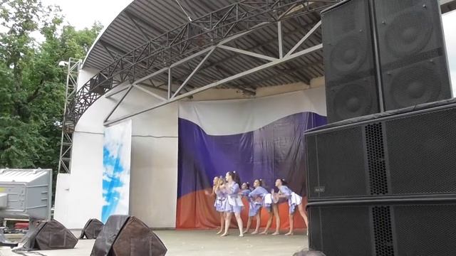 танец "Кафешка", выступление в кремлевском парке Великий Новгород смотреть онлайн
