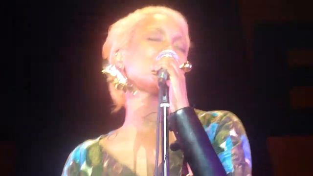 Erykah Badu - Window Seat (Live Rio - 28/08/10) смотреть онлайн