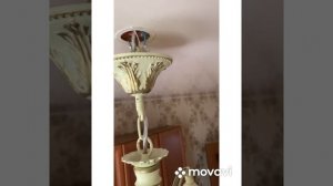 Почему упала люстра с натяжного потолка?