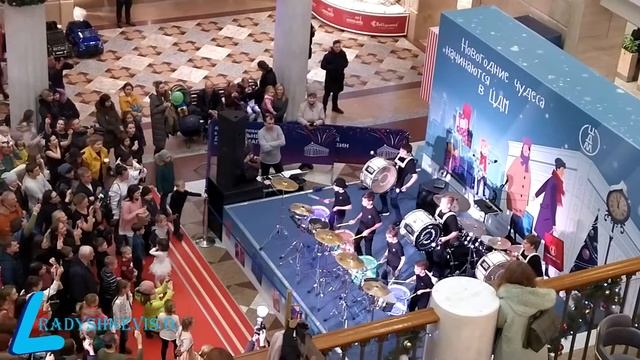 Шоу барабанщиков и новогодняя елка в центральном детском магазине на Лубянке смотреть онлайн