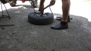 Приспособа для бортировки шин в действии