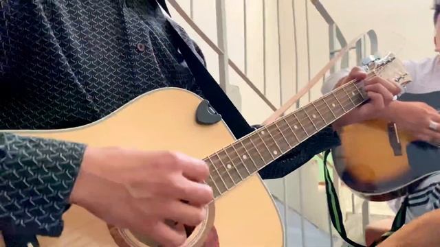 Ночь какая ночь! Чисто по пацанский в подъезде 2 гитары+скрипка Автор: Никита Петрович Добрый смотреть онлайн