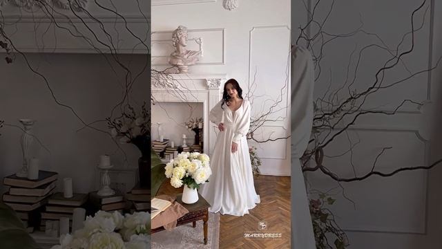 Цена 18500р. Свадебное платье в стиле минимализм с разрезом на ножке #свадебныеплатья #weddingdress смотреть онлайн