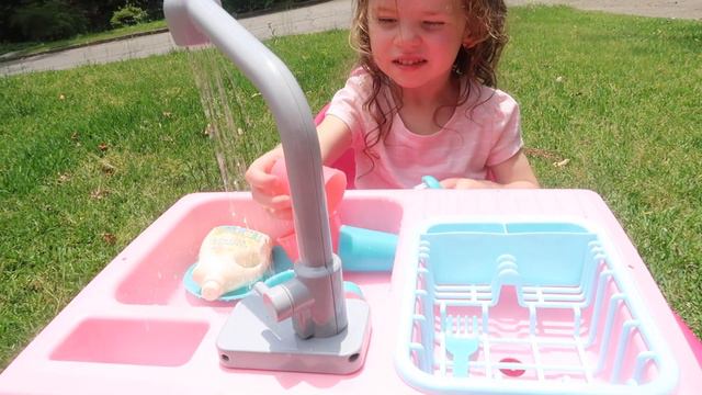 Nova Plays with New Play Sink смотреть онлайн
