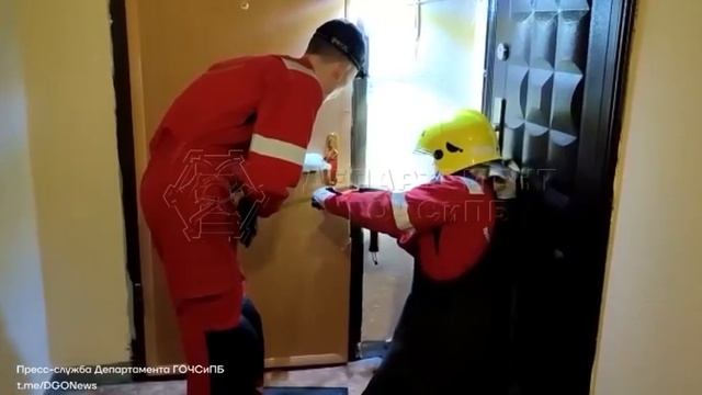 Спасатели вскрывают квартиру слесарным инструментом смотреть онлайн