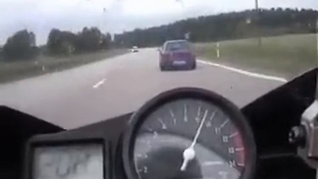 Yamaha R1 Turbo Vs Honda VTR 1000 смотреть онлайн