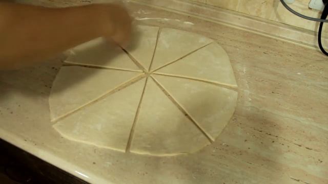 Круассан из слоенного теста. Круассан с шоколадом. смотреть онлайн