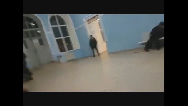 Полицейские грубо скинули дедушку с лавки на вокзале смотреть онлайн