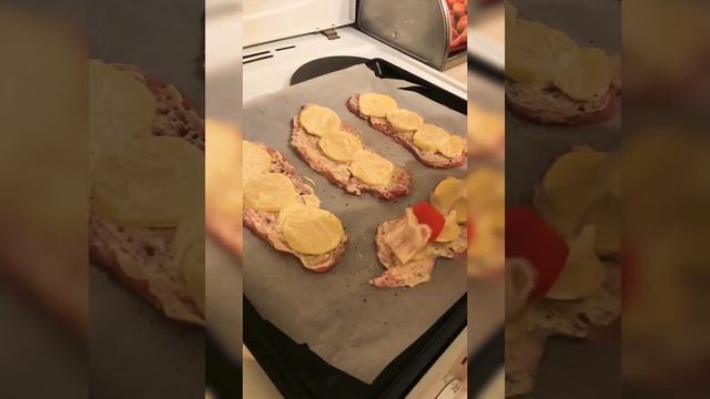 Свинина по-французски. Классический рецепт с помидорами, картофелем и сыром! смотреть онлайн