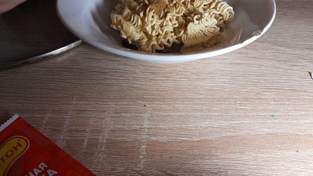 Распаковка лапши Ролтон с пикантной заправкой из магазина фикс прайс