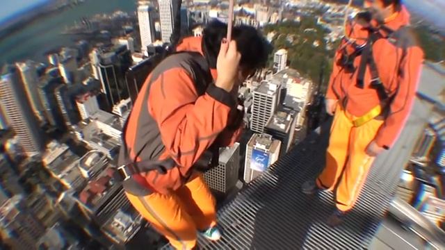 SkyWalk on the Sky Tower in Auckland смотреть онлайн