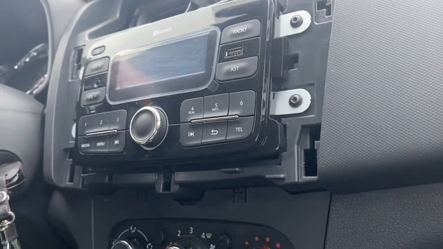№2. Демонтаж штатной магнитолы  Renault Logan 2