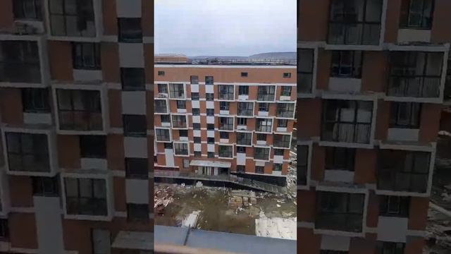 На крыше строящего дома смотреть онлайн