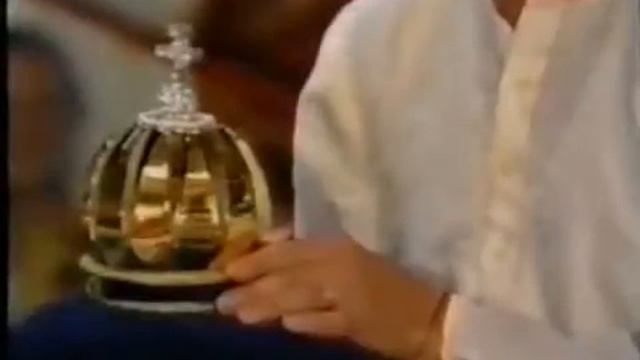 16 я ! Пуджа Шри Кришне 23.08.86 г. - Мать украшает себя. Медитация. смотреть онлайн