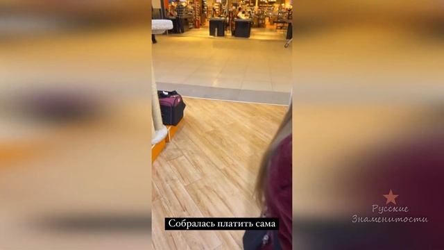 Дочка Ксении Бородиной Теона уже сама расплачивается в магазине