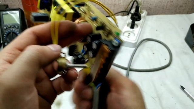 Очень просто! Регулировка напряжения в БП на TL494. От 7 до 22 вольт. смотреть онлайн