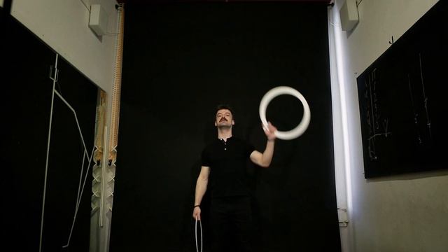 Жонглирование кольцами. Занятие 4. Теннис, half-shower, обратный каскад wall plane. Павел Горский. смотреть онлайн