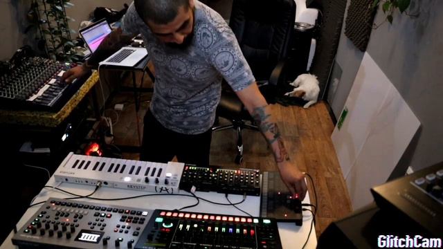 Acid Techno DAWless set , Elektron Analog four mk2, Roland Tr-8s, Uno synth. смотреть онлайн