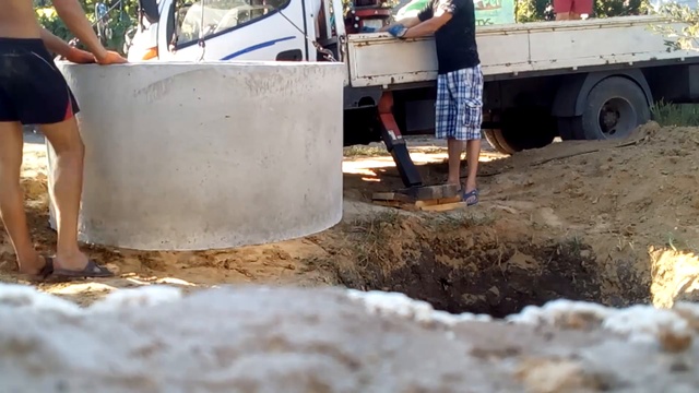 Монтаж сливной ямы, септика миниманипулятором 4кольца ⌀ 170см смотреть онлайн