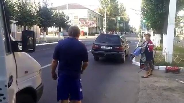 Слободзея. 3 маршрутки встали сзади данного водителя, он перекрыл дорогу, люди вынуждены были выход смотреть онлайн