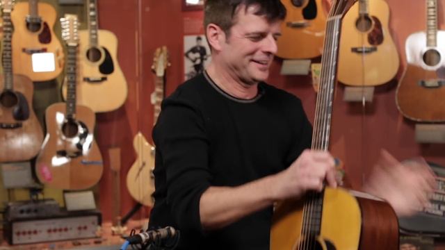 Guitar World's Paul Riario Reviews Martin's D-18 Authentic 1939 Aged Acoustic смотреть онлайн