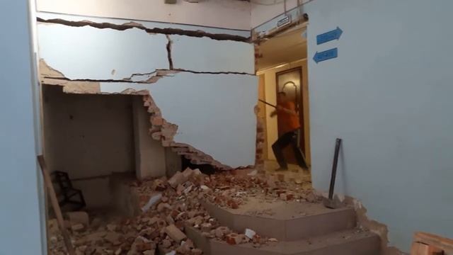 Демонтаж кирпичной стены весом в несколько тонн смотреть онлайн