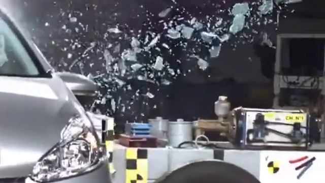 Peugeot 208 2012 Краш-тесты Euro NCap: фронтальный, боковой, боковой удар об столб смотреть онлайн