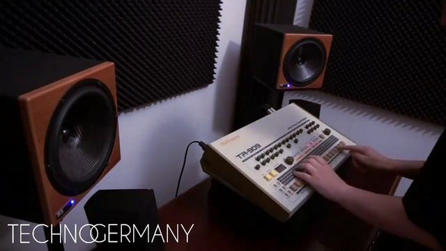 Making a beat with the iconic Roland TR- 909 Drum machine from 1983. смотреть онлайн