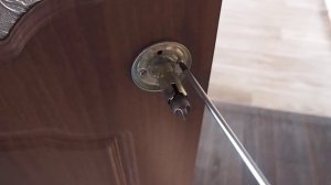 Расшаталась ручка у межкомнатных дверей устраняем одной рукой за минуту
