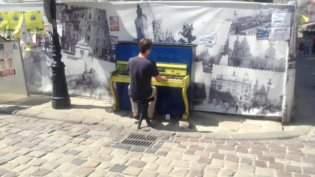 Street Performance: GIMN OF UKRAINE ON PIANO смотреть онлайн