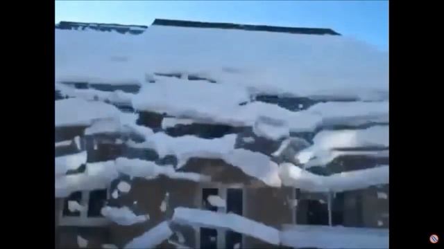 Как не надо чистить снег с крыши смотреть онлайн