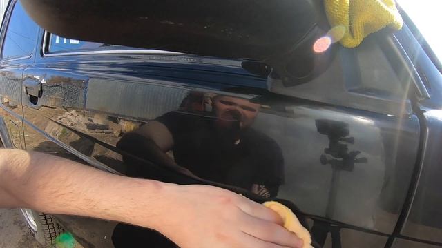 КАК УБРАТЬ ЦАРАПИНЫ НА КУЗОВЕ?! ПОЛИРУЕМ НИВУ!!! (LADA4X4) смотреть онлайн