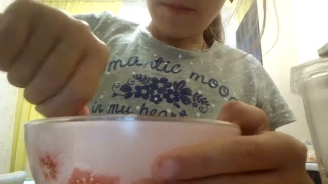 Я готовлю суп из ягод и ем его ням??