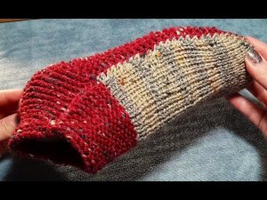 Замечательные по простоте красоте посадке следки двумя спицами без швов