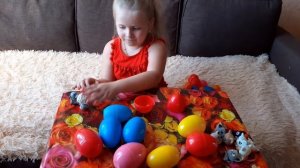 Открываем разноцветные яйца. Игра Кошечки-Собачки. Лиза играет с фигурками животных.