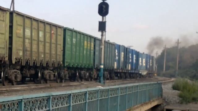 Тепловоз ТЭМ2УМ-815 совершает маневры по ст.Электростанция смотреть онлайн