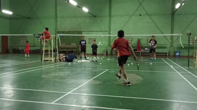 bulutangkis anak anak PB CHAMPION||makin lama makin keren смотреть онлайн