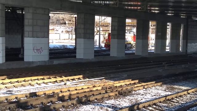 ТЭМ18ДМ-1447 с пассажирским вагоном делает манёвр около Ленинградского вокзала. смотреть онлайн