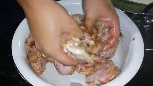 Как приготовить сочный шашлык из куриных бёдрышек без кости. Стоит попробывать. смотреть онлайн